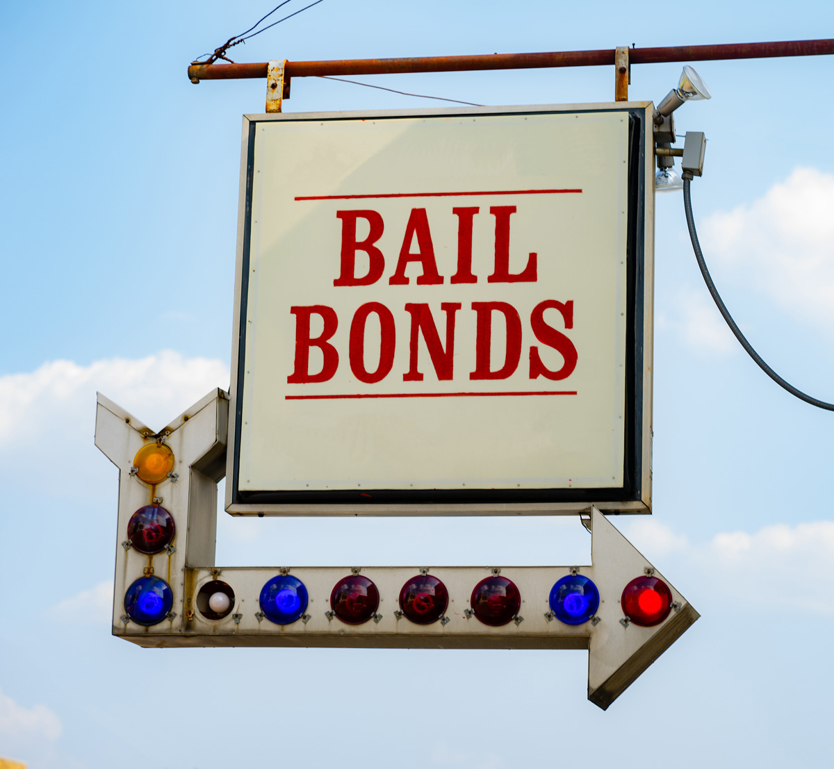 A bail bond sign with an arrow in El Paso.